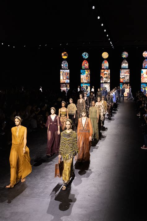 defile dior septembre 2021|Défilé Dior printemps.